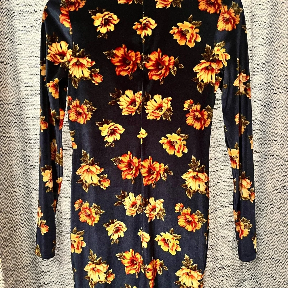 Elegant Long Sleeve Dress - Picture 2 of 2